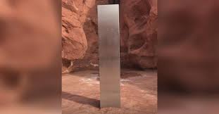 Los funcionarios se encontraron el extraño objeto mientras rastreaban la zona en helicóptero. That Is Just Wild Sheep Counters Find Mysterious Metal Monolith In Remote Red Rock Area Of Utah