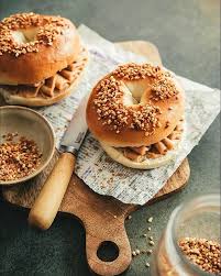 Un Bagel De La Creme Praline On Est Pas Bien La Et On Me Glisse Dans L Oreillette Que Cette Recette Un Pe Food Photography Dessert Food Photographing Food