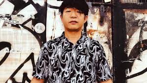 Di sekolah ia dikenal sebagai seorang jenius yang disukai olah banyak anak perempuan. Que Sakamoto Groove Podcast 290