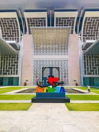 Berkonsepkan seni bina moden kontemporari, berlatarkan tasik putrajaya dengan keindahan alam yang kekal tidak bersentuh di presint 3, di situlah letaknya binaan sebuah bangunan berkerangka keluli atau digelar masjid besi, putrajaya. Menikmati Senibina Masjid Tuanku Mizan Zainal Abidin Putrajaya
