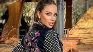 Bianca drăgușanu, o nouă înțepătură în mediul online! Bianca DrÄƒguÈ™anu È™i Mama Ei Pe Mainile Medicului Ce Au FÄƒcut Cele DouÄƒ La Estetician