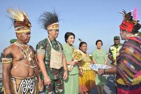 Jun 17, 2021 · profil diah erwiany, istri ksad jenderal andika perkasa. Jenderal Andika Dan Istri Gelar Vaksinasi Covid 19 Republika Online