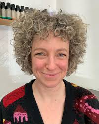 How's that for shape! Short curly hair doesn't have to be boring! Would you  ever give shorter hair a go? 🌀 ____ Head to my booking link to get a fresh  style