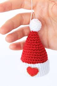 Oggi mi sono dilungata un po' troppo… quindi adesso passo subito allo schema dei sacchettini segnaposto di natale. Addobbi Da Appendere Cappello Di Babbo Natale A Uncinetto Trovato Su Sito Fare E Creare Schema P Cappello Babbo Natale Regali Di Natale All Uncinetto Natale