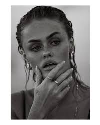 I'm Edith 😍 I'm a student of the university of uyo Studying communication  Arts 🤗 I'm a writer🖋 Aspiring to be a freelance model someday 💃🏻 I'm 17  🤗 The introduction will