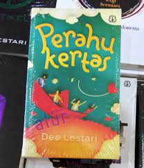 Novel perahu kertas dimulai dengan kisah seorang anak muda bernama keenan. Jual Buku Novel Perahu Kertas Dee Lestari Di Lapak Toko Buku Alur Bukalapak
