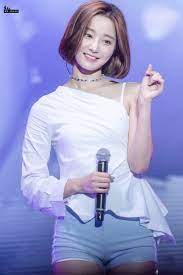 ホーム twitter 韓国女性 アイドル 衣装 女の子 ポーズ