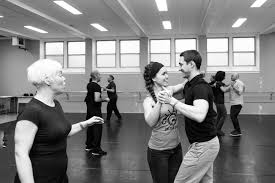 Dès le plus jeune âge, un éveil corporel est proposé de manière ludique et créative afin de développer une sensibilité artistique. Danse De Couple Ecole Eledanse