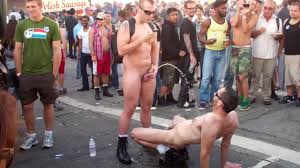 PISSING ON MEN IN THE STREET IN PUBLIC - ThisVid.com