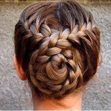 Eingeflochtener Dutt Flechtfrisur Mit Bildern Frisuren Geflochtene Frisuren Geflochtener Dutt