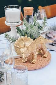 Hochzeitsdeko Inspiration Eine Hochzeit Mit Dinos Und Sukkulenten Zusammen Mit Ikea Auf Die Beine Gestel Dinosaurier Hochzeit Hochzeitsdeko Dinosaurier Party