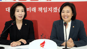 홍준표도 나경원 원내대표의 연설 중 논란이 된 문재인 대통령 김정은 수석대변인 발언을 시원하다고 옹호하였으며 나경원 원내대표를 국가원수모독죄로 처벌해야 한다고 발언한 더불어민주당 이해찬. ì˜ˆëŠ¥ ì¶œì—° ë‚˜ê²½ì› ë°•ì˜ì„  ì™œ ì§€ê¸ˆ ì‹œì‚¬ì£¼ê°„