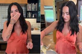 Demi Lovato troca microfone por panela e ensina receita de doce brasileiro