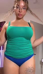 Sexy thick nerd 🍑🤤 - Porn Videos & Photos - EroMe