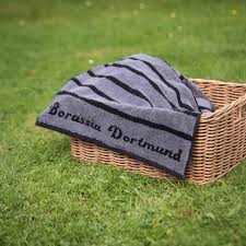 Immer Im Trockenen Mit Dem Bvb Handtuch Ob In Der Sauna Hallenbad Oder Im Badezimmer Zu Hause Mit Dem Schlichten Schwarz Gr Handtucher Bvb Borussia Dortmund