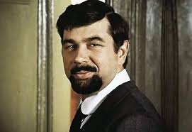 Из какого фильма это фраза: "Здрасти пожалуйста,я его по всему дому ищу,а  он в чужой квартире сидит!!!"....?