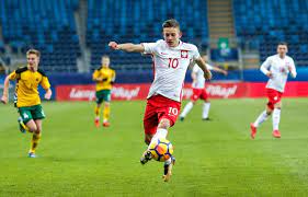 Formé au legia varsovie, sebastian szymański fait ses débuts en professionnel le 20 août 2016 lors d'un match d'ekstraklasa face à l'arka gdynia. Sebastian Szymanski Mam Prawo Myslec Ze Jestem Czescia Kadry Wywiad Super Express