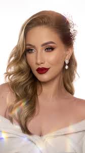 ✨ The magic of Christmas is already here. Along with inspiring makeup ideas  for the most enchanting season of the year. And let me tell you a little  secret… I know that