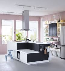 Voxtorp kjøkken fra ikea har vært med en stund og de hvite flatene med integrerte håndtak er vanskelig å ikke like. Svart Kjokken Med Tavlemaling Kyllingdesign Kjokkenoy Med Sitteplass Hus Innredning