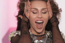 Nečekané slzy Miley Cyrus dojmou i vás. Je nejmladší Disney legendou!  Zavzpomínala na svůj životní příběh