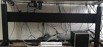 Am einfachsten können sie kabelsalat verstecken, indem sie selbstklebende kabelklemmen * unter oder entlang der schreibtischplatte positionieren. So Organisieren Sie Alle Kabel Unter Ihrem Schreibtisch De Phhsnews Com