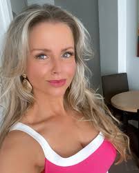 Hayley Robertson's Instagram, Twitter & Facebook