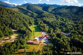 Sambata de sus este un sat in tara fagarasului, judetul brasov, transilvania, romania, situata in depresiunea fagaras, la poalele nordice ale muntilor fagaras. Pensiunea Casa Zmeilor Sambata De Sus Cazare Sambata De Sus