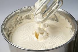 Nivelam usor cu o spatula, apoi venim cu al doilea blat, adaugam din nou dulceata si crema, apoi ultimul blat. CremÄƒ RapidÄƒ De Unt Pentru PrÄƒjituri Nemaipomenit De Apetisante Retete Usoare