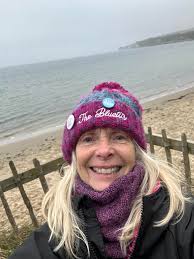 Chilly dip today at South Beach with Nikki Coombs and Victoria Charters.  The sea was 8.5 but it felt so much colder! 😂🥶 Somehow my cold hands  managed to not get the