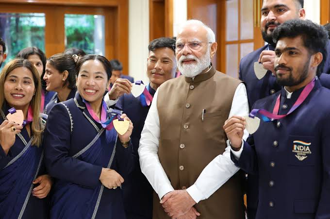 PM Modi ने Commonwealth Champions से की मुलाकात, बोले- 'जो खेलेगा, वो खिलेगा', खिलाड़ियों ने सुनाई जीत की कहानी - People's Update