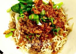 Ramen ini mempunyai beberapa topping dan yang paling umum adalah daging babi, rebung, telur, dan daun bawang. Bumbu Mengolah Bakmi Bangka Dengan Babi Cincang Lezat