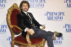 Il principe abusivo, regia di alessandro siani (2013) si accettano miracoli, regia di alessandro siani (2015) made in china napoletano, regia di simone schettino (2017) televisione. Il Principe Abusivo Fa Record Di Incassi E Alessandro Siani Scoppia A Piangere