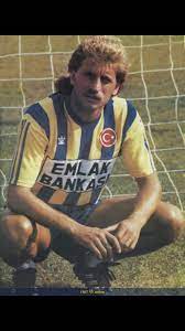 Önce galatasaray'da sonra da fenerbahçe'de sol bek mevkiinde oynadı. Semih Yuvakuran 25 Kez Galatasaray 1990 1996 Edirnespor Jubile Futbol Futbolcular Spor
