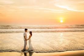 Dari mulai lokasi sampai properti, setiapnya bertujuan untuk menunjukkan ekspresi bahagia dua pasang manusia yang telah menemukan pelabuhan hatinya. Manis Dan Romantis Ini Inspirasi Foto Prewedding Pantai Wedding Market