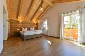 La propriété est composée de 7 chambres. Pension Schweizerhaus Hotel Fruhstuck In Weyarn Bei Munchen