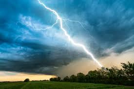 7.300+ Tempestade De Trovões Chuva E Raios Parafusos fotos de stock,  imagens e fotos royalty-free - iStock