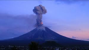 Mayon volcano, in se luzon, is the most active volcano in the philippines. Spectacular Time Lapse Of Mayon Volcano Eruptions Youtube