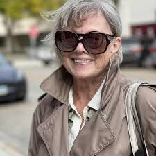 Hi Lynne Lafer, it was so good to see you and Gary! I'm having a senior  moment... is this Joan's husband sitting with Jim Gall?