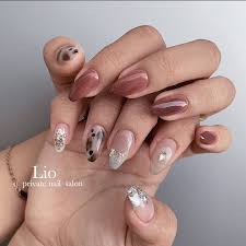 private salon lio nail リオネイル on instagram leopardとbordeaux 人気です 1番お気に入りは小指のlio glitter って言ってくださって嬉しい このラメほんとに可愛い 笑笑 ご予約が取りづ ネイル ネイル 春 ネイルデザイン