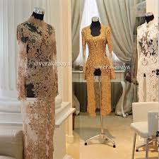 Inspirasi kebaya (pengantin dan martumpol),mulai dari makeup,sanggul (rambut pengantin) batak terbaru #pengantinbatak. Kebaya Lace Beads Swarovski Kebayainspiration Weddingdress Gold Pengantin Verakebaya Di Rumah Kebaya V Kebaya Dress Traditional Dresses Vera Kebaya