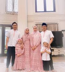 Seragam lebaran keluarga artis : Foto Keluarga Anang Dan Ashanty Kembaran Baju Dari Tahun Ke Tahun Memang Family Yang Asix Kapanlagi Com