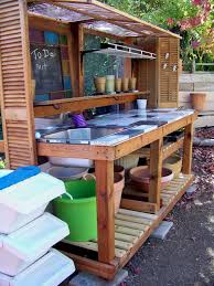 Genius And Low Budget Pallet Garden Bench For Your Beautiful Outdoor Space Wow Now That S A Really N Potting Bench Plans Pallet Garden Benches Potting Bench