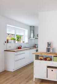 Kuchenzeile In Weiss Und Mit Holzarbeitsplatte In Kleiner Niesche Eines Offenen Wohnraumes Eco System H Mit Bildern Wohnung Kuche Holzarbeitsplatten Kuche Kuchen Rustikal