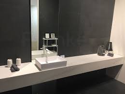 Eine grundierung verbessert die haftung des fliesenklebers und erzeugt zudem eine art sperrschicht gegen feuchtigkeit, was vor allem in räumen wie badezimmer oder küche wichtig ist. Elegant Und Klassisch Erleben Sie Die Farben Schwarz Und Weiss Im Badezimmer Fliesen Schwarz Weiss Neuheit Was Moderne Inneneinrichtung Fliesen Haus Planung