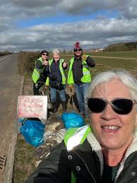 A hiddden gem of an area and sadly a lot of litter hidden away too 10  volunteers gathered at the northern end of Abbey Lane