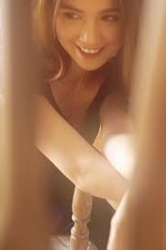 Ngọc Trinh mặc gợi cảm lấy tay che ngực trần