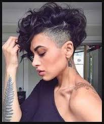 Undercut Locken Frau Schwarze Haare Mehr Und Weniger Rasiert Einfache Frisuren Short Hair Undercut Curly Pixie Haircuts Hair Styles