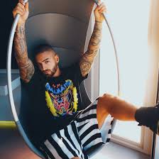 Encuentra toda la información sobre el artista urbano aquí. Maluma Collaborated With Balmain On A Miami Vice Style Capsule Vogue