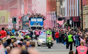 Продам lincoln town car, 1995 г. Lincoln City Victory Parade Gallery Stunning Pictures As The Imps Celebrate In Style Lincolnshire Live