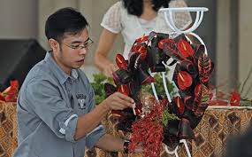 Rangkaian bunga dapat dibuat dengan mengangkat tema tritunggal, silakan pilih manasuka biarkan gereja tampak sederhana dengan minimalis hiasan agar umat terarah dalam memahami. Hiasan Perabot Liturgis Hidupkatolik Com